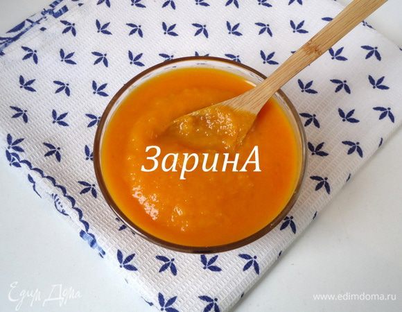 180 гр. тыквенного пюре смешать с 70 гр. протертой облепихи. У меня пюре заготовлено впрок, по этому я его просто разморозила. А если у вас нет готового, то просто запеките тыкву в печи, а затем измельчите её блендером в пюре. А облепиху, немного припустите на огне, а затем протрите сквозь сито.
