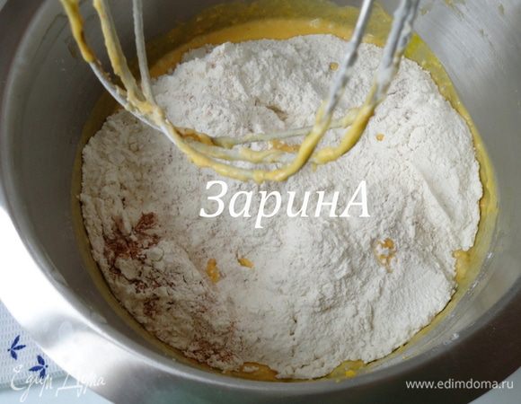 Всыпать сухие ингредиенты и перемешать на низкой скорости миксера.