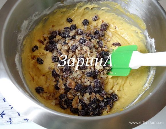 В последний момент ввести смесь из орехов и изюма. Перемешать.