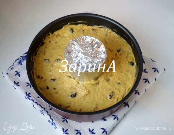 Форму d = 24 см смазать маслом и выложить в неё тесто. Выпекать кекс в заранее разогретой духовке до 180 градусов, 60 минут. 