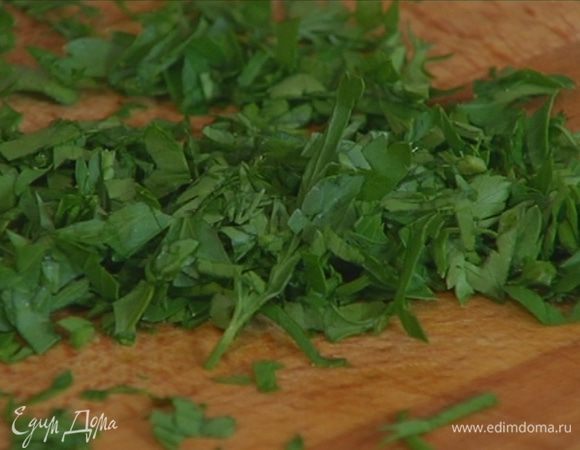 Кинзу мелко порубить и присыпать готовую яичницу.