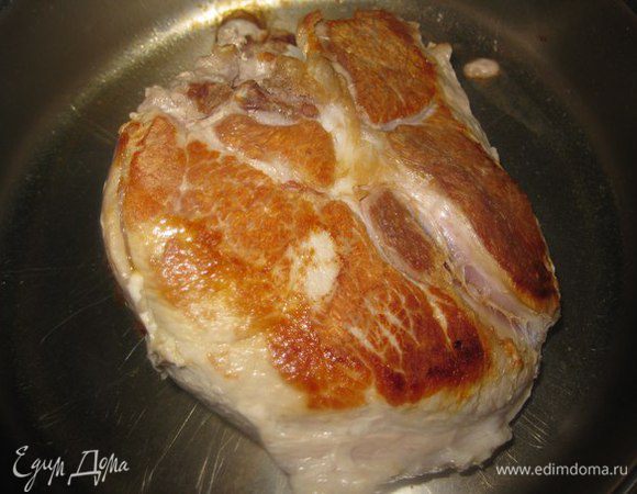 Филе вымыть, обсушить и разрезать пополам. Натереть солью, перцем и обжарить на растительном масле.