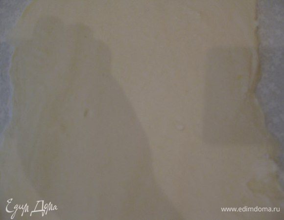 Тесто заранее разморозить. Раскатать в виде прямоугольника, которым нужно будет обернуть кусок мяса. Края теста смазать взбитым яйцом.