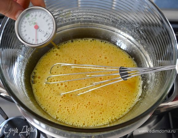 Поставить миску на водяную баню и начать взбивать яичную смесь венчиком. Важно, чтобы дно миски не касалось воды. Взбивать смесь пока она не достигнет 40°C (если у вас нет кухонного термометра, взбивать смесь до теплого состояния).
