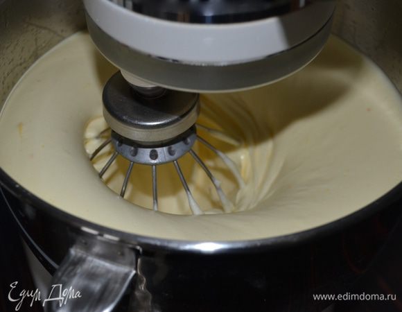 После того, как смесь нагреется до 40°C, перелить в чашу стационарного миксера (кухонный процессор) и начать взбивать на большой скорости около 15 минут.