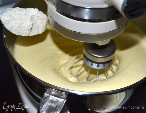Тем временем просеять 300 грамм (от 410 граммов) муки. Снизить немного скорость миксера и, не переставая взбивать яичную массу, начать добавлять частями муку. Затем добавить в 4 приема растительное масло (у меня арахисовое), каждый раз позволяя маслу полностью перемешаться с тестом. Просеять оставшиеся 110 г муки и разрыхлитель, и в конце тоже добавить в тесто.