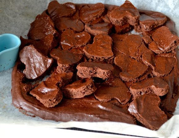 Поставить выпекаться в разогретую до 180°C духовку на 15-18 минут. Затем форму достать из духовки, накрыть получившийся бисквит термостойкой пищевой пленкой (чтобы он не подсох) и позволить ему остыть (минут 15-20). Нарезать бисквит фигурной формочкой в виде сердца. 