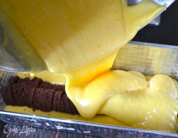 Сверху покрыть равномерно оставшимся тестом.