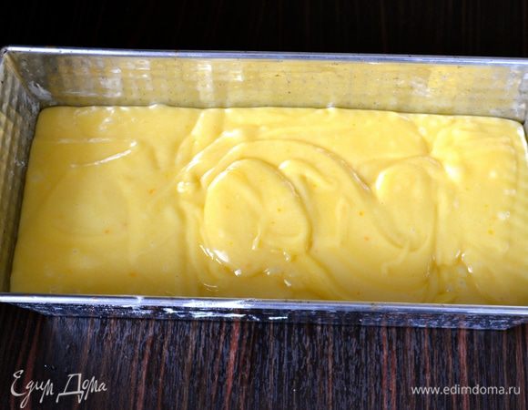 Поставить выпекаться в духовку на 50-60 минут, следить по своей духовке и проверить готовность кекса деревянной шпажкой.