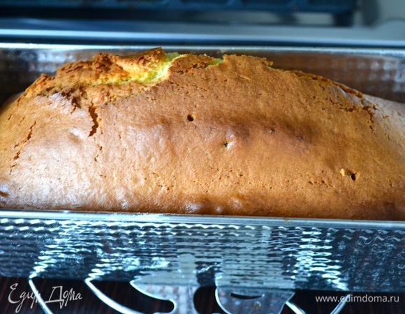 Готовый кекс достать из духовки и позволить ему остыть в форме. После чего извлечь его из формы.