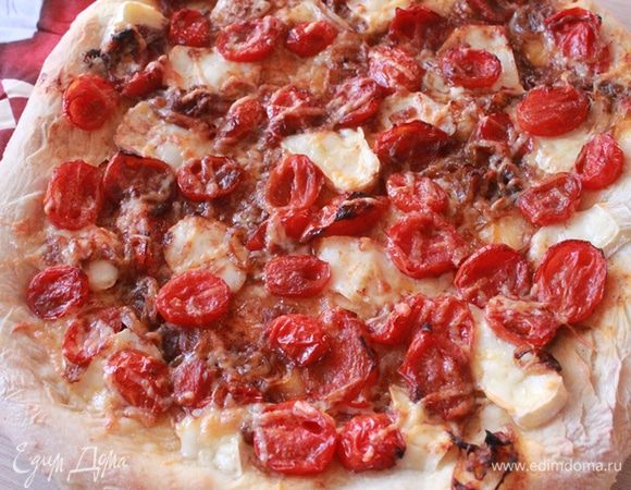 Убавьте температуру духовки до 200 градусов и выпекайте фокаччу 15-25 минут. Переложите готовую фокаччу на решетку и немного остудите.