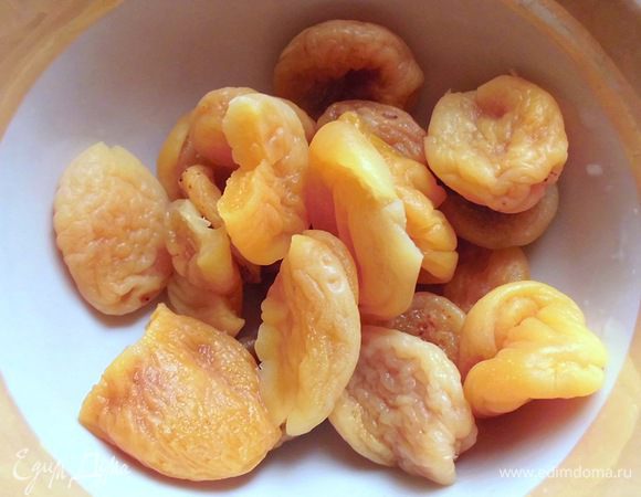 Курагу замочить в холодной воде на 2-3 часа. Затем воду слить.