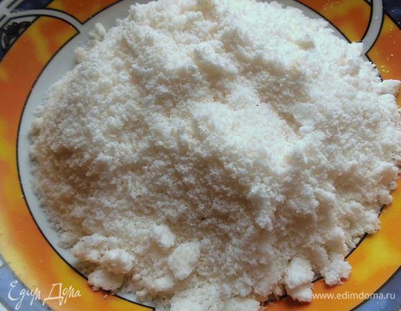 Кокосовую стружку измельчить в пудру. 