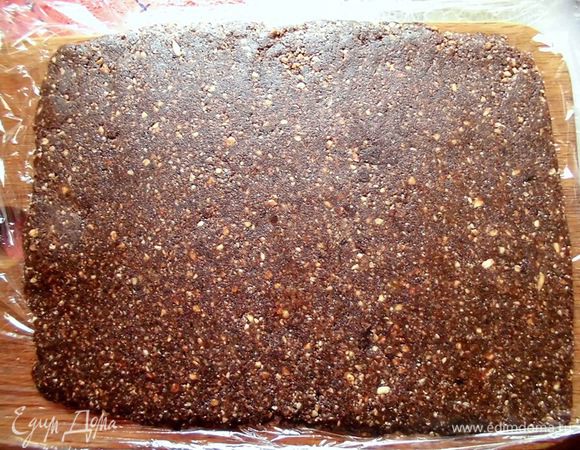 Выложить ее между двумя слоями пищевой пленки и раскатать скалкой. Удобнее всего это делать на разделочной доске. Вынести в холод.