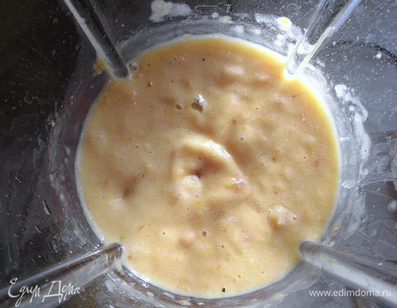 Курагу и банан порезать, взбить в блендере, добавляя постепенно немного воды. Нужно, чтобы получилась однородная масса, но довольно густая (я взбивала не до идеально гладкого состояния, мне нравится когда попадаются небольшие целые кусочки). 