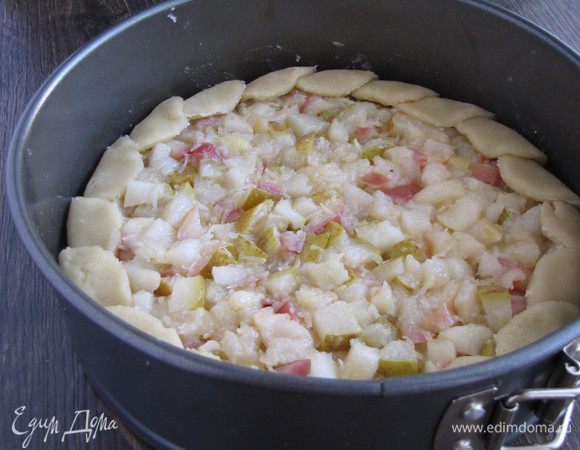 Выложить начинку, разровнять, кружки завернуть на начинку. Отправить пирог в духовку, разогретую до 180 град., на 45 минут, до зарумянивания теста.