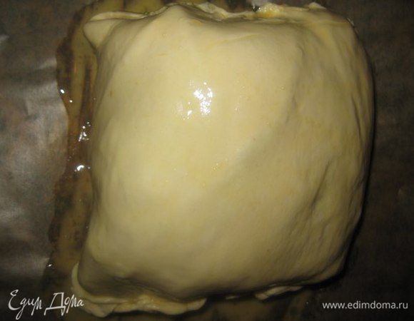 Завернуть мясо с начинкой в тесто, смазать желтком. Выложить на противень, швом вниз. Противень смазать жиром или растительным маслом. Выпекать 40 минут.