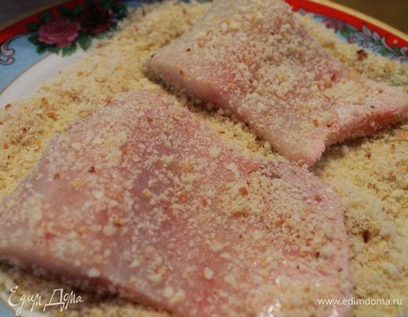 Филе рыбы посолить, обвалять в хлебных крошках. Обжарить по три минуты с каждой стороны на смеси масел. Положить на тарелку и убрать в теплую духовку.