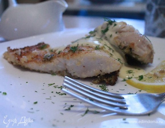 Достаньте рыбу из духовки, разложите по тарелкам и полейте соусом. Угощайтесь!