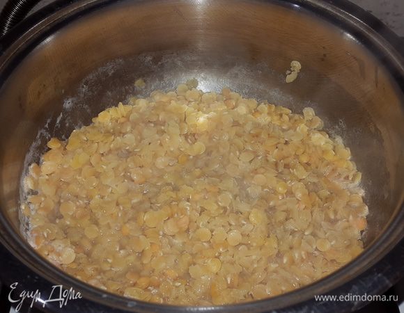 Чечевицу моем, и отвариваем в подсоленной воде с кусочком сливочного масла.