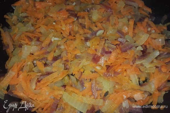 Когда лук поджарится и станет мягким, добавляем к нему морковь натертую на крупной терке. Перемешиваем тушим.