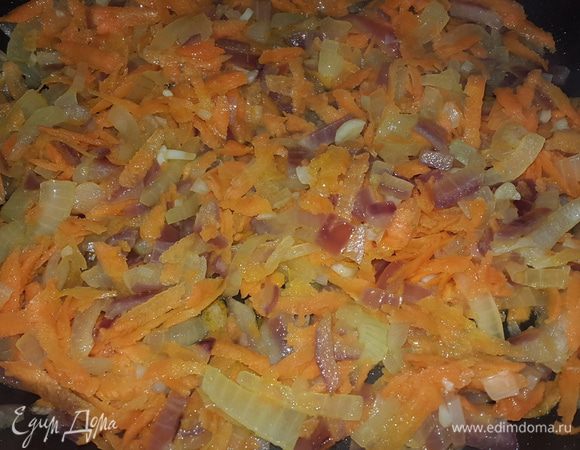 Когда лук поджарится и станет мягким, добавляем к нему морковь натертую на крупной терке. Перемешиваем тушим.