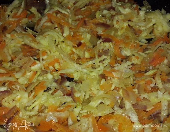 Через некоторое время добавляем очищенный и натертый на крупной терке кабачок.