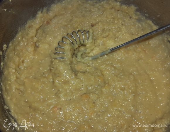 Когда чечевица готова, делаем из нее пюре и даем остыть.