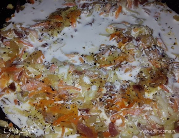 В овощи влить сливки, посолить, поперчить, добавить тимьян и перемешать.