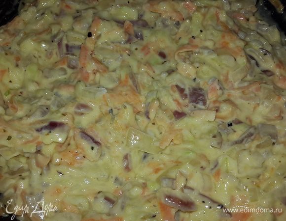 Когда сливки закипят добавить ложку муки и помешивать пока соус не загустеет. Затем выключить и остудить.