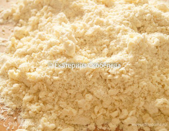 Муку нужно просеять на деревянную поверхность. Добавить к ней размягченное сливочное масло, порезанное на мелкие квадратики. Растереть муку с маслом в сливочную крошку.