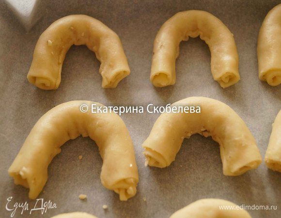 Скатать в рулетики свернуть в форме подковы. Выложить печенье на противень застеленный бумагой для выпечки. Духовку разогреть до 200 градусов и поставить противень с кифликами выпекаться примерно на 20 минут или до золотистого цвета. Также поступить и с оставшимися 3 частями теста.

Готовые кифлики остудить и посыпать сахарной пудрой. Приятного чаепития!!!