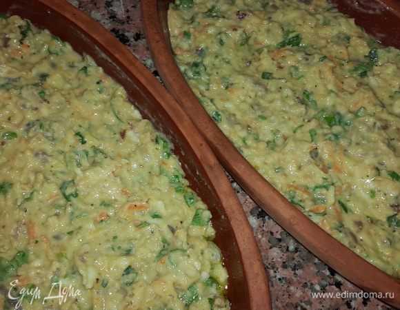 Тарелки для запекания хорошенько смазываем оливковым маслом, равномерно выкладываем смесь и отправляем запекаться в духовку при температуре 200С примерно на 10-15 минут.