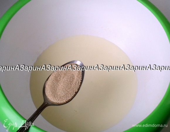 Смешать 180 мл молока и сливки, подогреть до теплого состояния. Всыпать дрожжи и дать им раствориться.