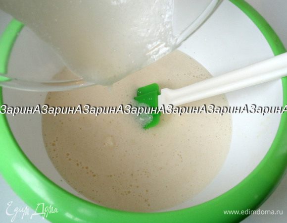 Влить взбитые яйца в сливочно-дрожжевую смесь и перемешать.