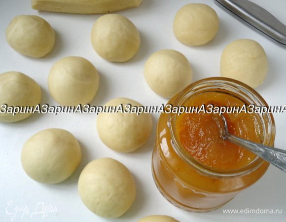 Подошедшее тесто разделить на 22 кусочка, из которых сформовать шарики.
Приготовить повидло для начинки и желтки с молоком для смазки рогаликов..