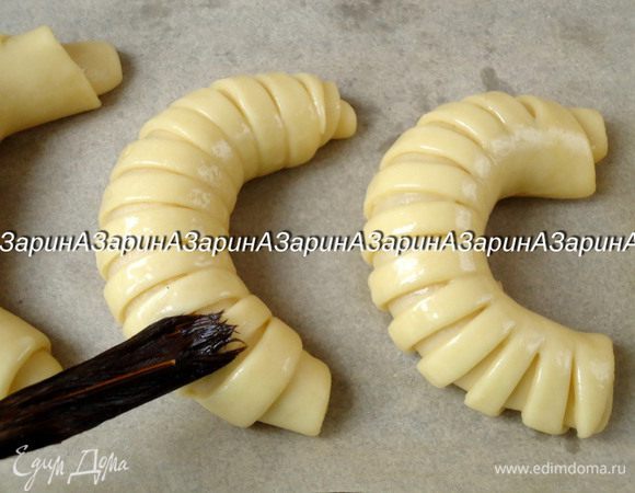 Готовые изделия выложить на противень, застеленный пекарской бумагой. Поверхность изделий смазать желтком с молоком. Дать изделиям немного расстояться. Выпекать в заранее разогретой духовке до 180 гр. С, 30 минут.