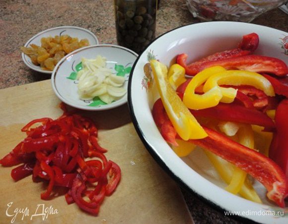 Перец (разных цветов) очистить от семян и нарезать полосками. Острый перчик нарезать тонкими колечками, чеснок пластинками.