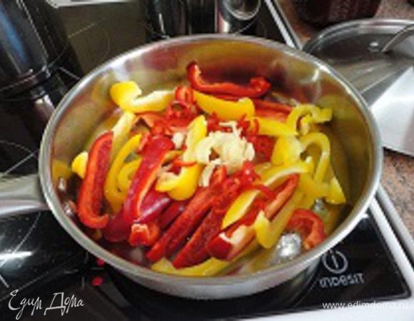 В кастрюле с толстым дном или сотейнике нагрейте масло и обжарьте перец с чесноком до мягкости.