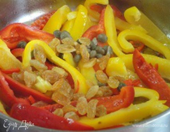 Добавьте к обжаренным перцам каперсы и изюм. Влейте уксус, убавьте огонь, плотно накройте крышкой и готовьте на медленном огне.