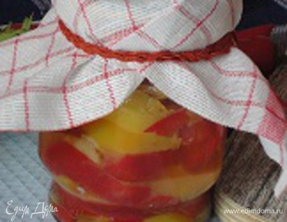 Сколько времени? Это зависит от того какая степень готовности вам необходима. Если вы хотите подавать его как гарнир – достаточно 10 минут. Если тушить подольше, пепероната будет скорее напоминать соус. Его можно даже приготовить впрок, разложив горячим, прямо со сковороды, в ошпаренные кипятком небольшие баночки, герметично закрыть и хранить в холодильнике.