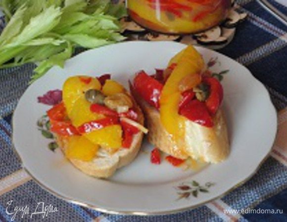 Готовую пеперонату попробуйте на вкус, при необходимости добавьте соли. Подавайте теплой на ломтиках чиабатты (у меня был простой багет).