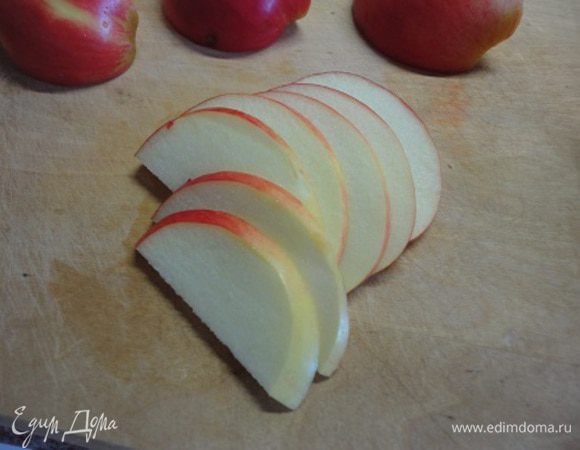 Нарезать яблоки тонкими ломтиками и сбрызнуть лимонным соком.