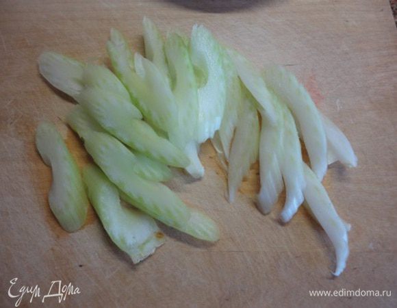 Нарезать сельдерей тонкими ломтиками.