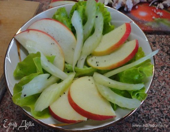 Начинаем укладывать в такой последовательности: листья салата, затем сельдерей и яблоки.