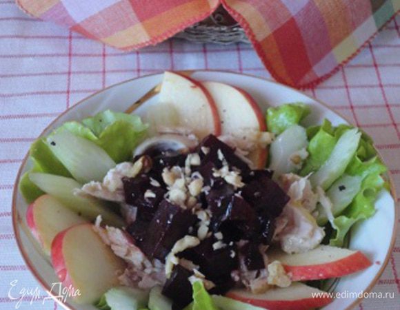 Выложить мясо, нарезанное мелкими кубиками, сверху свеклу. Полить смесью лимонного сока, оливкового масла, соли, перца и сахара. Сверху посыпать орехами.