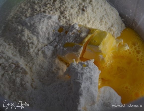 В миске смешайте муку, рубленное холодное масло, соль, сахарную пудру, уксус и взбитое яйцо.