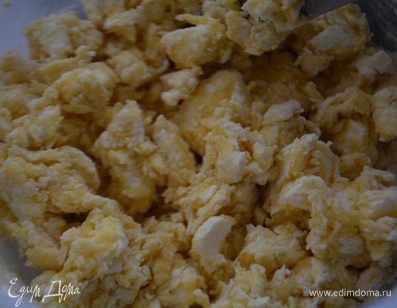 Порубить ножом в крошку.