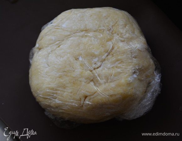 Замесить тесто, накрыть пленкой и убрать в холодильник на 30 минут.