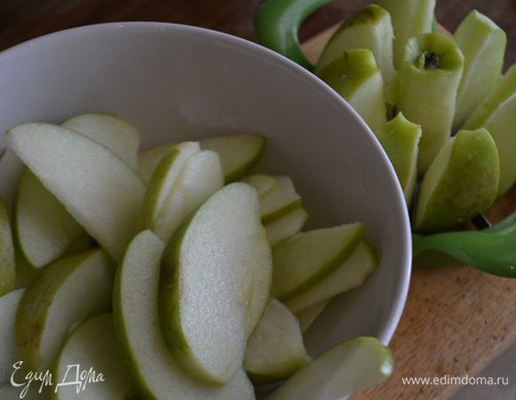Тем временем яблоки помыть, очистить от кожуры и семян, нарезать на тонкие ломтики, сбрызнуть соком лимона.
